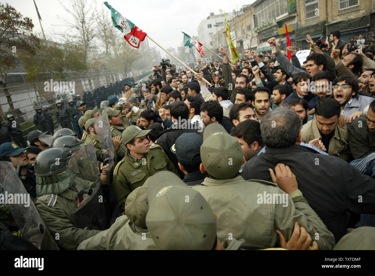 La police antiémeute iranienne en conflit avec des membres de l'Iran islamiste extrémiste bassidji au cours d'une manifestation en face de l'ambassade britannique à Téhéran le 1 avril 2007. Le président iranien Mahmoud Ahmadinejad a dit que 15 marins britanniques capturés avaient été saisis dans ses eaux territoriales, appelant la Grande-Bretagne et ses alliés "arrogant" pour avoir refusé de s'excuser, l'agence de presse officielle du pays. UPI (photo) Banque D'Images