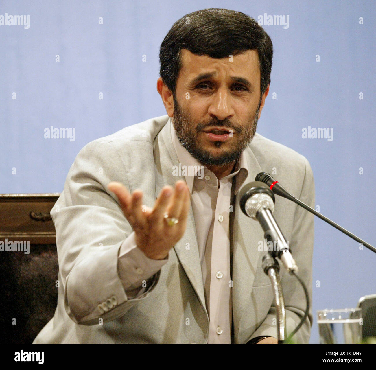 Le président iranien Mahmoud Ahmadinejad parle lors d'une conférence de presse où il a annoncé que l'Iran pourrait libérer les 15 marins et soldats britanniques qui ont été capturés après les intrusions dans les eaux iraniennes, à Téhéran, Iran, le 4 avril 2007. UPI (photo) Banque D'Images