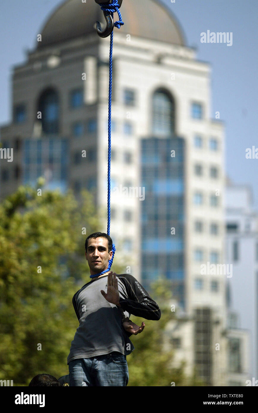 Majid, Kavousifar 28, un meurtrier reconnu coupable d'Hassan Moghaddas, un procureur adjoint de ligne dure et chef de l'orientation "cour" à Téhéran, les vagues avant sa pendus en public dans le centre de Téhéran, Iran, le 2 août 2007. (Photo d'UPI/Mohammad Kheirkhah) Banque D'Images