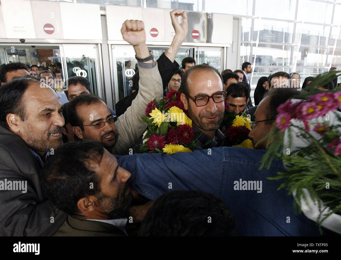 Les diplomates iraniens Hamid Reza Asghari (R) qui a été arrêté dans la ville d'Arbil est accueilli par ses partisans et des membres de la famille à l'aéroport Imam Khomeiny à Téhéran, Iran, le 9 novembre 2007. Neuf iraniens, dont deux diplomates qui avaient été arrêtés dans le nord de la ville d'Arbil, ont été libérés vendredi. UPI (photo) Banque D'Images