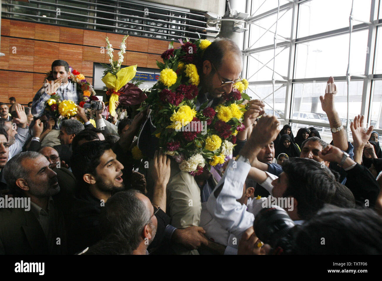 Les diplomates iraniens Hamid Reza Asghari (L) et Moussa Chegini (R), qui ont été arrêtés dans la ville irakienne d'Erbil sont accueillis par ses partisans et des membres de la famille à l'aéroport Imam Khomeiny à Téhéran, Iran, le 11 novembre 2007. Neuf iraniens, y compris les deux diplomates ont été libérés le vendredi par les forces américaines. (Photo d'UPI/STR) Banque D'Images