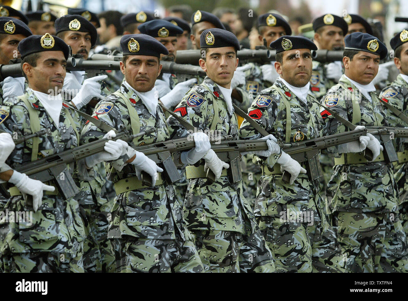 Les soldats de l'armée iranienne l'Iran durant mars Journée de l'armée en face du mausolée de feu le fondateur révolutionnaire de l'ayatollah Rouhollah Khomeini, juste à l'extérieur de Téhéran, Iran le 16 avril 2008. (Photo d'UPI/Mohammad Kheirkhah) Banque D'Images