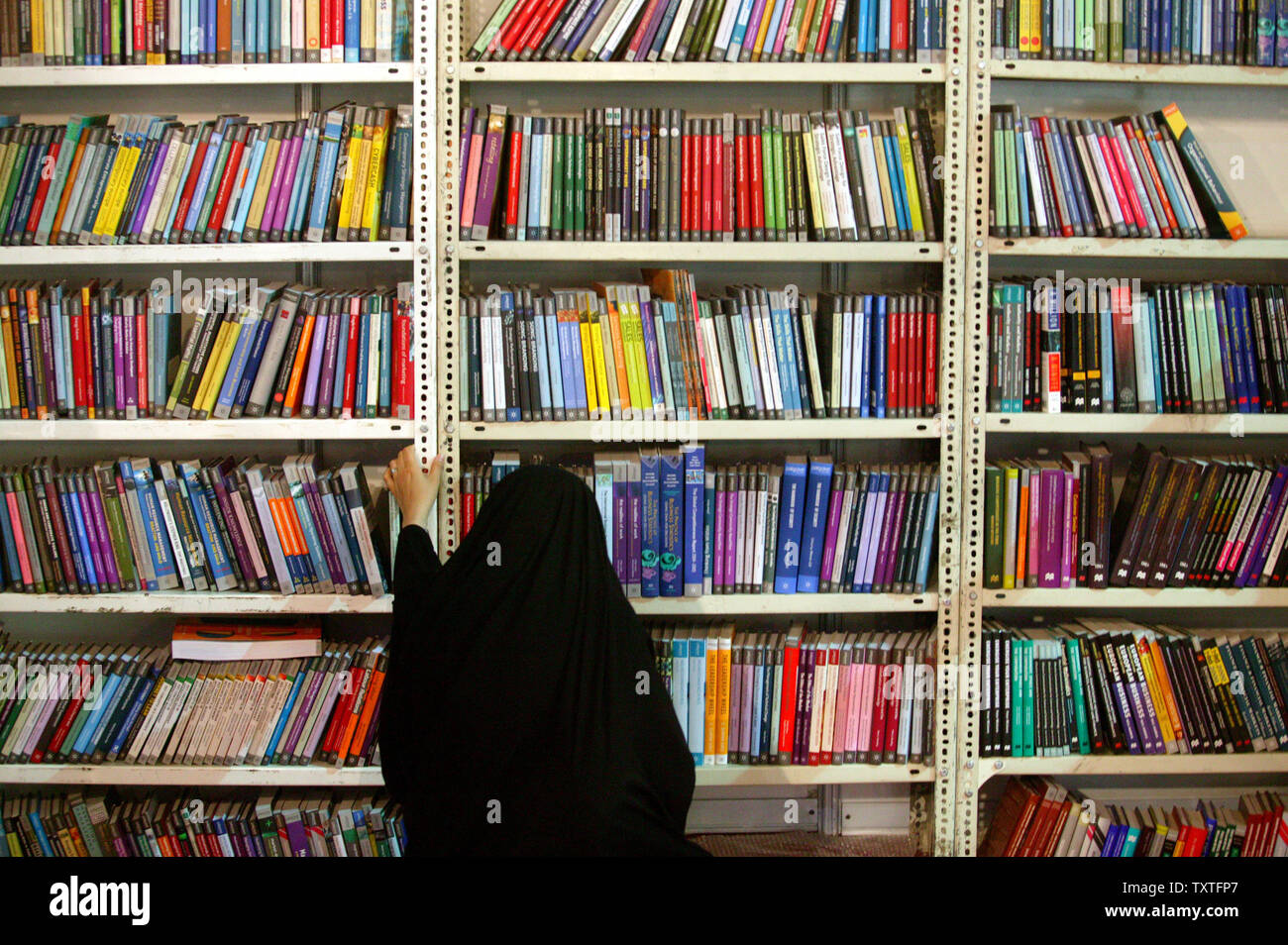 Une femme iranienne examine les livres à la 21ème Foire internationale du livre de Téhéran à la fin de l'fondateur révolutionnaire de l'ayatollah Rouhollah Khomeini (Grande Mosquée Mosalla), Téhéran, Iran, le 7 mai 2008. Quelque 77 pays participent à la manifestation culturelle internationale. (Photo d'UPI/Mohammad Kheirkhah) Banque D'Images