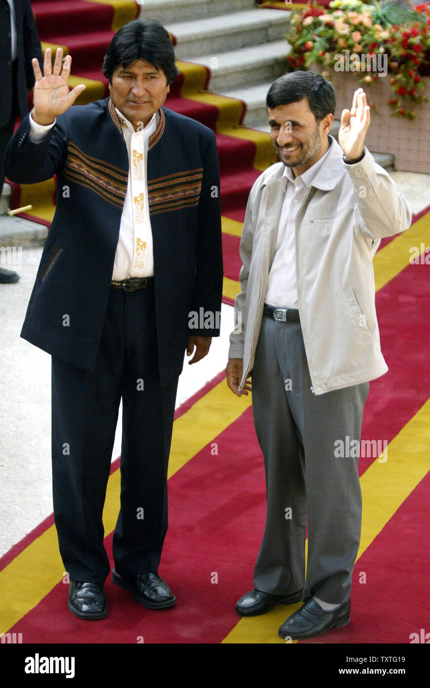 Le président iranien Mahmoud Ahmadinejad (R) et le président bolivien Evo Morales vague pour les médias au cours d'une cérémonie d'accueil à l'élection présidentielle locaux à Téhéran, Iran, le 1 septembre 2008. (Photo d'UPI/Mohammad Kheirkhah) Banque D'Images