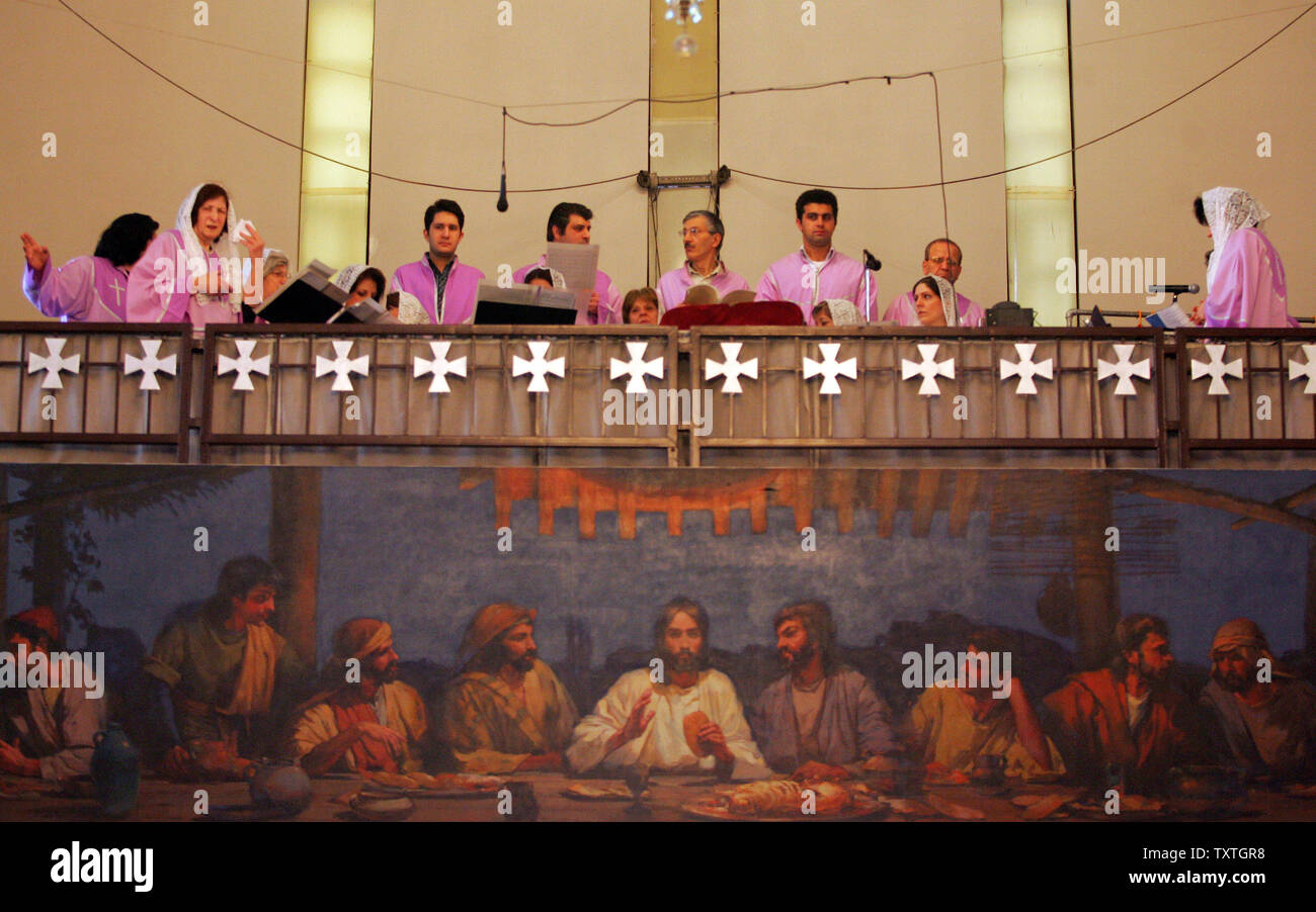 Iranian-Armenians music group effectuer au-dessus d'une grande bannière de la Dernière Cène (appelé aussi le repas du Seigneur), le dernier repas Jésus Christ partagée avec ses douze apôtres et disciples au cours d'une manifestation marquant le 94e anniversaire du génocide des Arméniens de Turquie à l'église Saint Serkis, Téhéran, Iran, le 24 avril 2009. (Photo d'UPI/Mohammad Kheirkhah) Banque D'Images