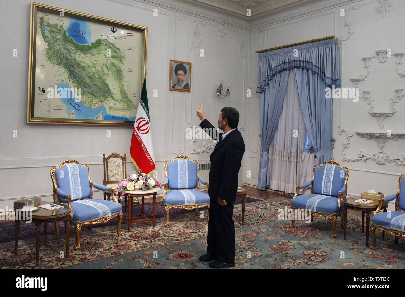 Le président iranien Mahmoud Ahmadinejad points à la carte de l'Iran comme il parle avec les journalistes avant sa réunion officielle avec le président du parlement bahreïni Khalifa bin Ahmad al-Zahrani présidentielle n lieu à Téhéran, Iran, le 7 janvier 2010. Maryam Rahmanian/UPI Banque D'Images