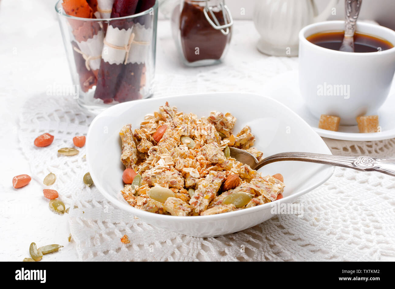 Plusieurs types de céréales de céréales avec écrous,Chips de noix de coco et fruits secs en plaque blanche pour le petit-déjeuner, de copier l'espace, alimentation saine notion Banque D'Images