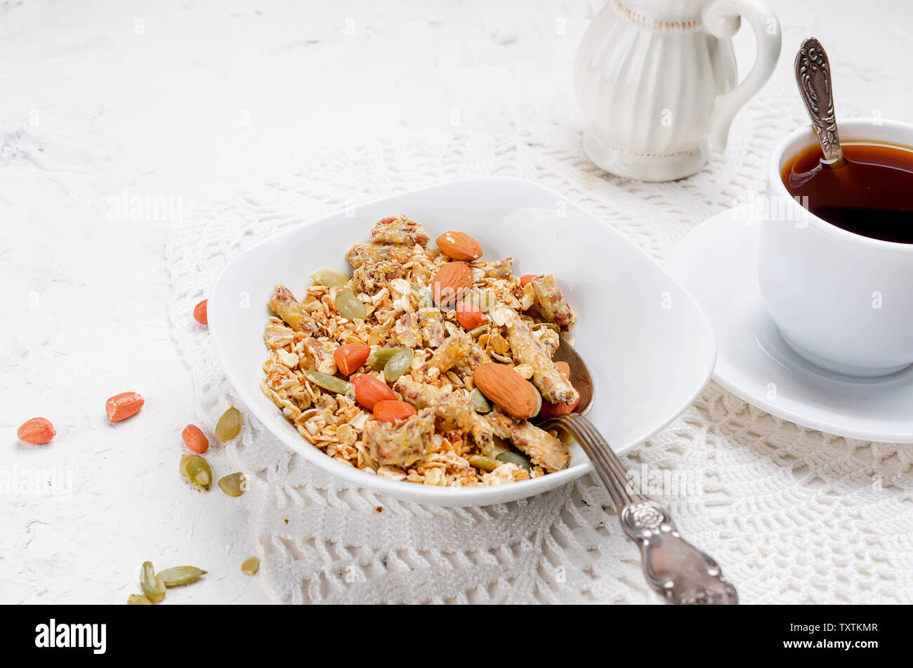 Plusieurs types de céréales de céréales avec écrous,Chips de noix de coco et fruits secs en plaque blanche pour le petit-déjeuner, de copier l'espace, alimentation saine notion Banque D'Images