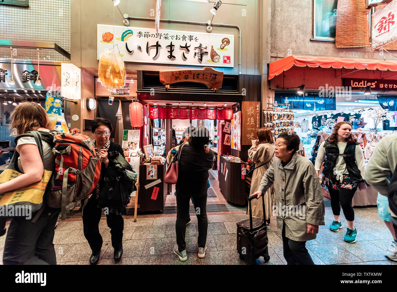 Kyoto, Japon - 17 Avril 2019 : Beaucoup de gens faire du shopping dans des boutiques de la rue Nishiki market arcade pour l'alimentation et de souvenirs Banque D'Images