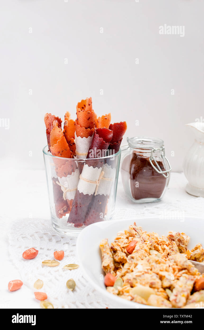 Plusieurs types de céréales de céréales avec écrous,Chips de noix de coco et fruits secs en plaque blanche pour le petit-déjeuner, de copier l'espace, alimentation saine notion Banque D'Images