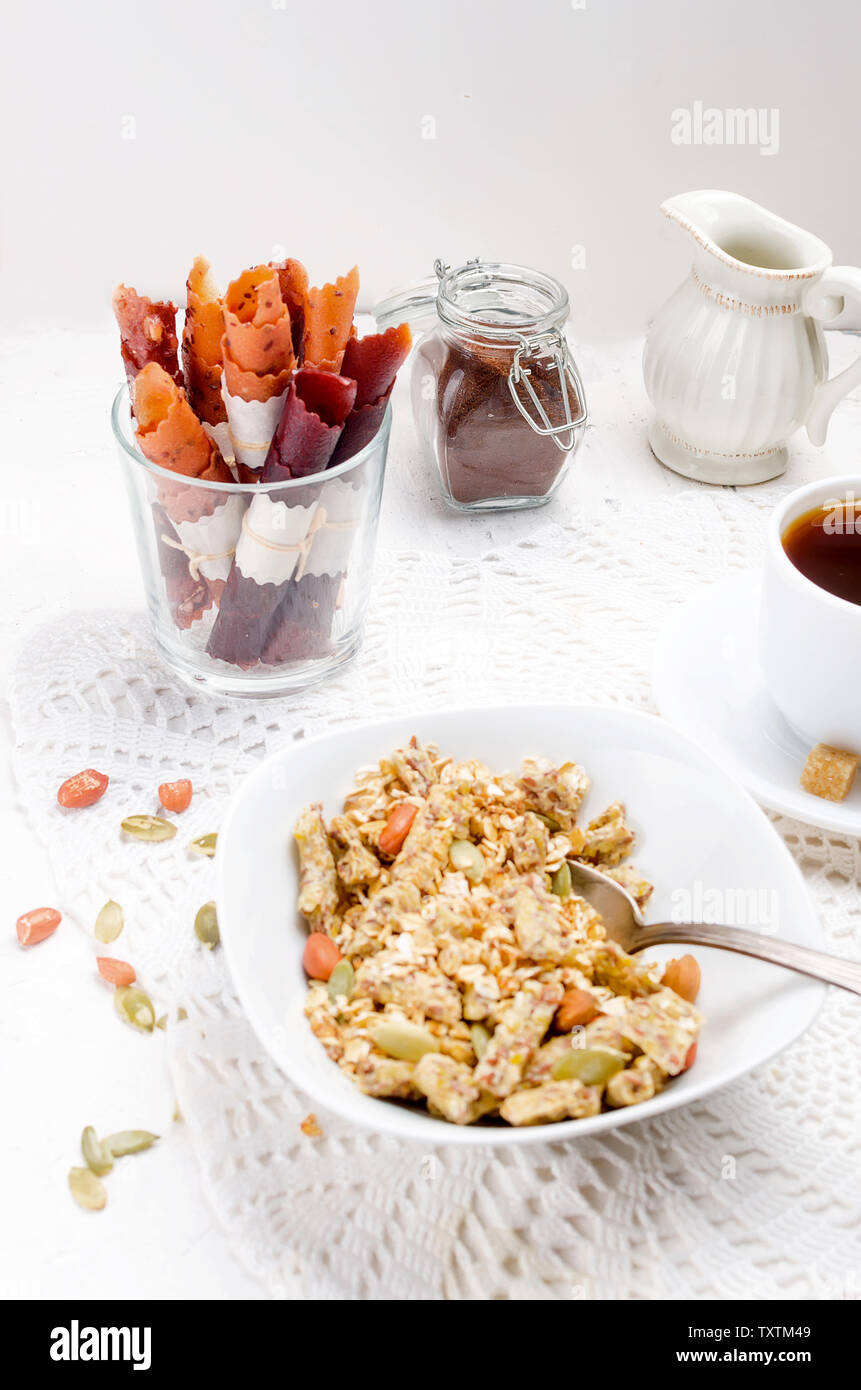 Plusieurs types de céréales de céréales avec écrous,Chips de noix de coco et fruits secs en plaque blanche pour le petit-déjeuner, de copier l'espace, alimentation saine notion Banque D'Images