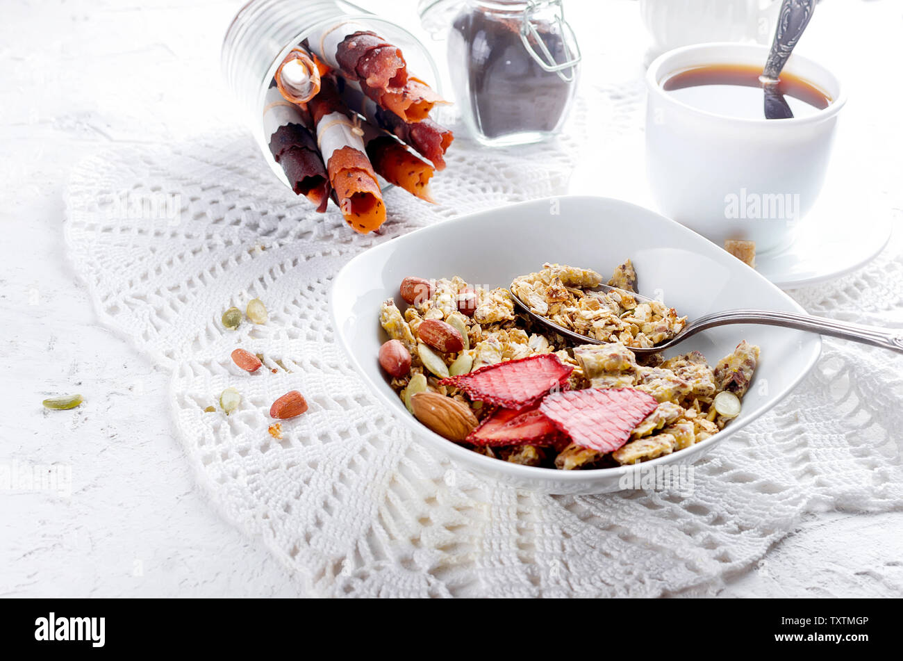 Plusieurs types de céréales de céréales avec écrous,Chips de noix de coco et fruits secs en plaque blanche pour le petit-déjeuner, de copier l'espace, alimentation saine notion Banque D'Images