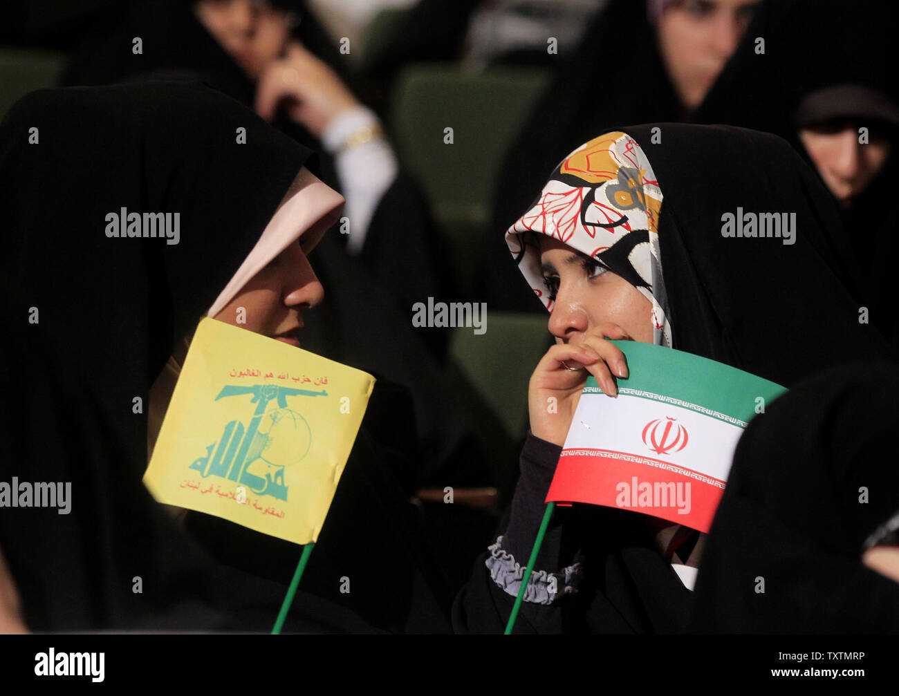 Les partisans du candidat présidentiel Saïd Jalili tenir le drapeau du Hezbollah (L) et drapeau iranien (R) au cours de sa campagne présidentielle rassemblement à l'Université de Téhéran, Téhéran, Iran, le 3 juin 2013. L'élection présidentielle aura lieu le 14 juin 2013. Maryam Rahmanian/UPI Banque D'Images