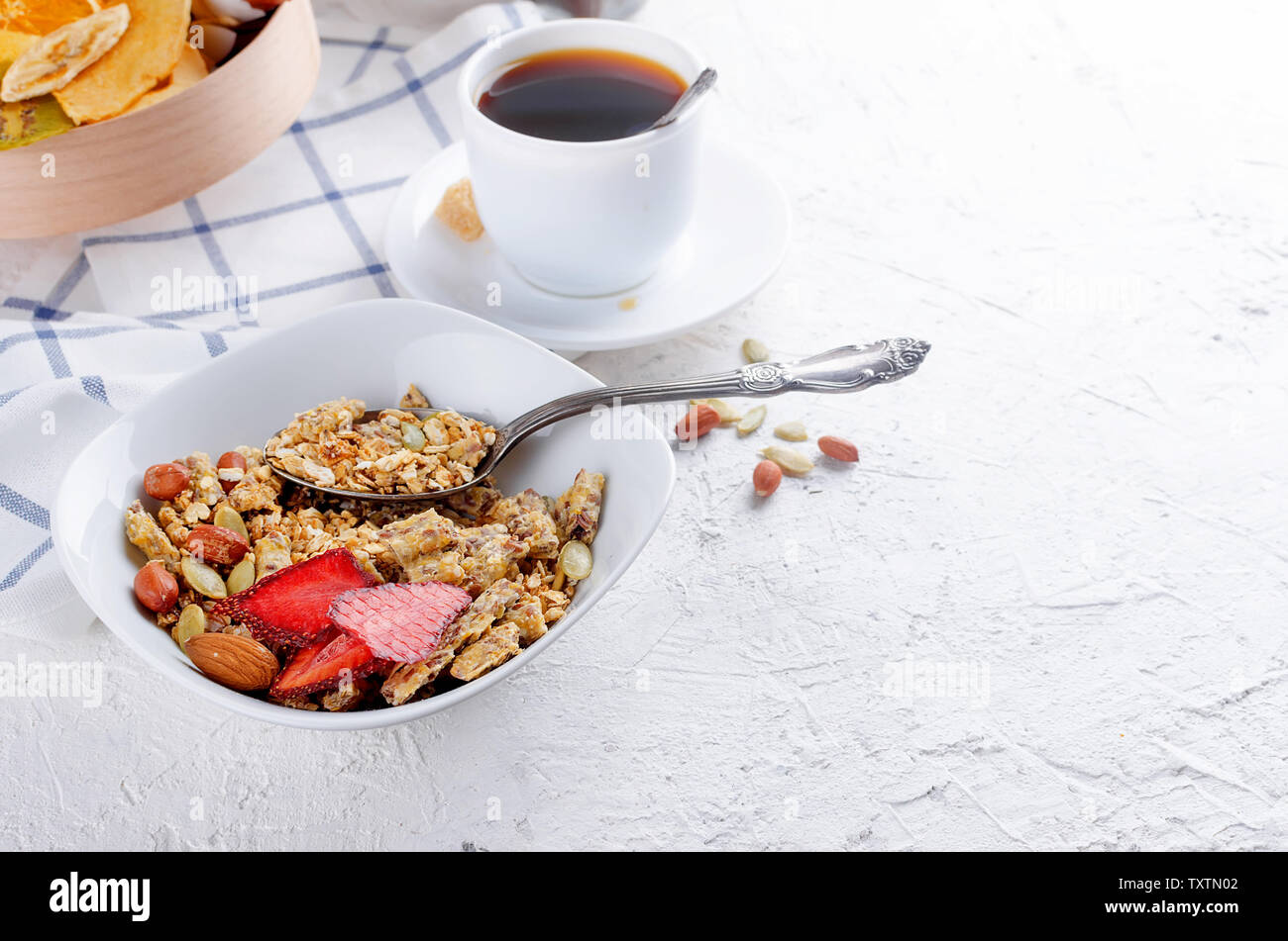 Plusieurs types de céréales de céréales avec écrous,Chips de noix de coco et fruits secs en plaque blanche pour le petit-déjeuner, de copier l'espace, alimentation saine notion Banque D'Images