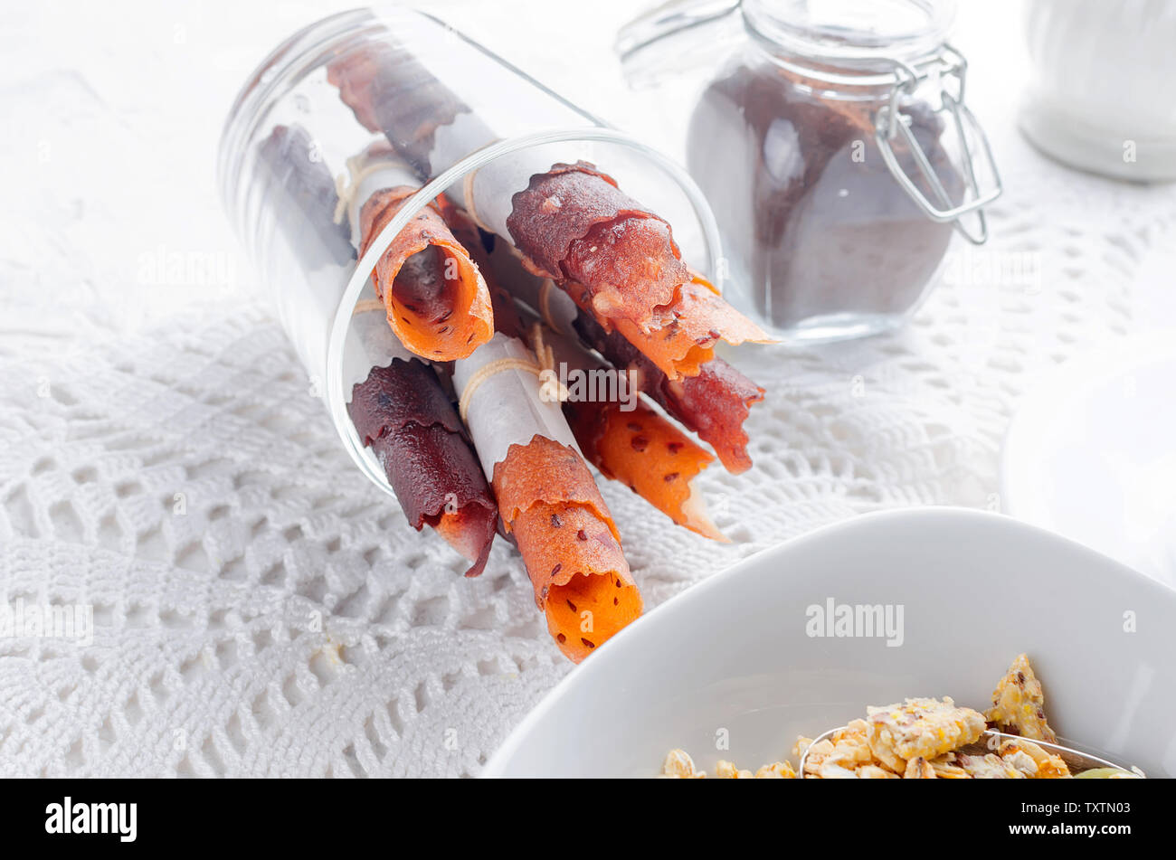 Plusieurs types de céréales de céréales avec écrous,Chips de noix de coco et fruits secs en plaque blanche pour le petit-déjeuner, de copier l'espace, alimentation saine notion Banque D'Images
