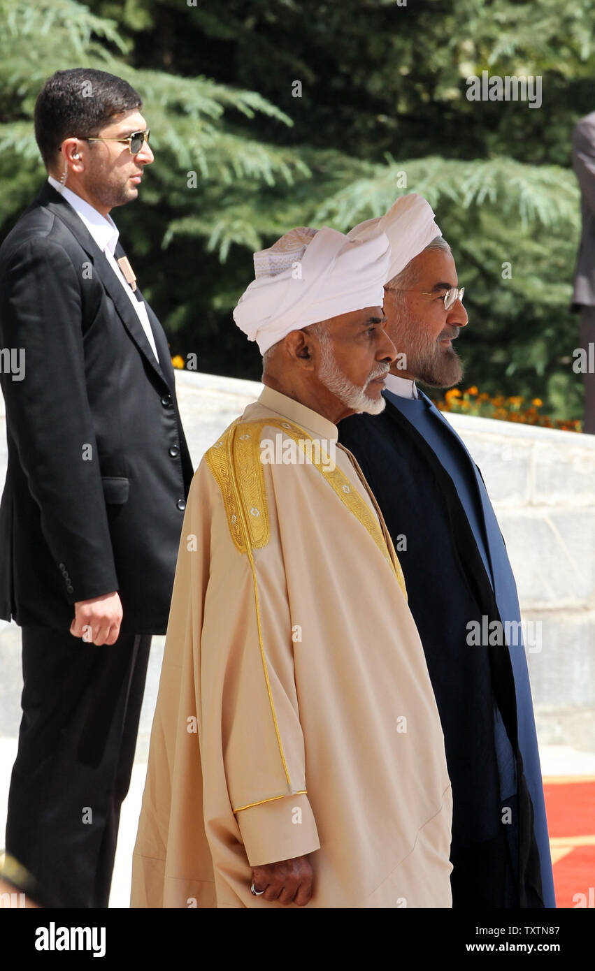 Le Sultan Qaboos bin Sa'id (L) est accueilli par le président iranien Hassan Rohani au palais présidentiel à Téhéran, Iran, le 25 août 2013.Le monarque omanais est le premier chef d'État à visiter Téhéran depuis Rohani a pris ses fonctions le 4 août. Maryam Rahmanian/UPI Banque D'Images