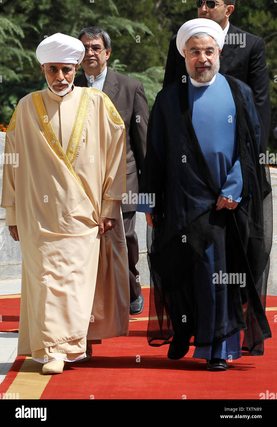 Le Sultan Qaboos bin Sa'id id (L) accueilli par le président iranien Hassan Rohani au palais présidentiel à Téhéran, Iran, le 25 août 2013.Le monarque omanais est le premier chef d'État à visiter Téhéran depuis Rohani a pris ses fonctions le 4 août. Maryam Rahmanian/UPI Banque D'Images