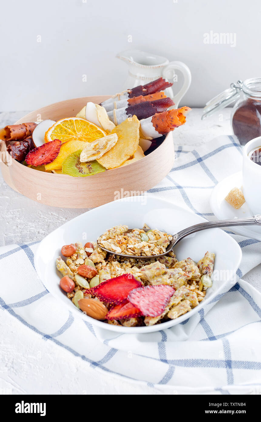 Plusieurs types de céréales de céréales avec écrous,Chips de noix de coco et fruits secs en plaque blanche pour le petit-déjeuner, de copier l'espace, alimentation saine notion Banque D'Images