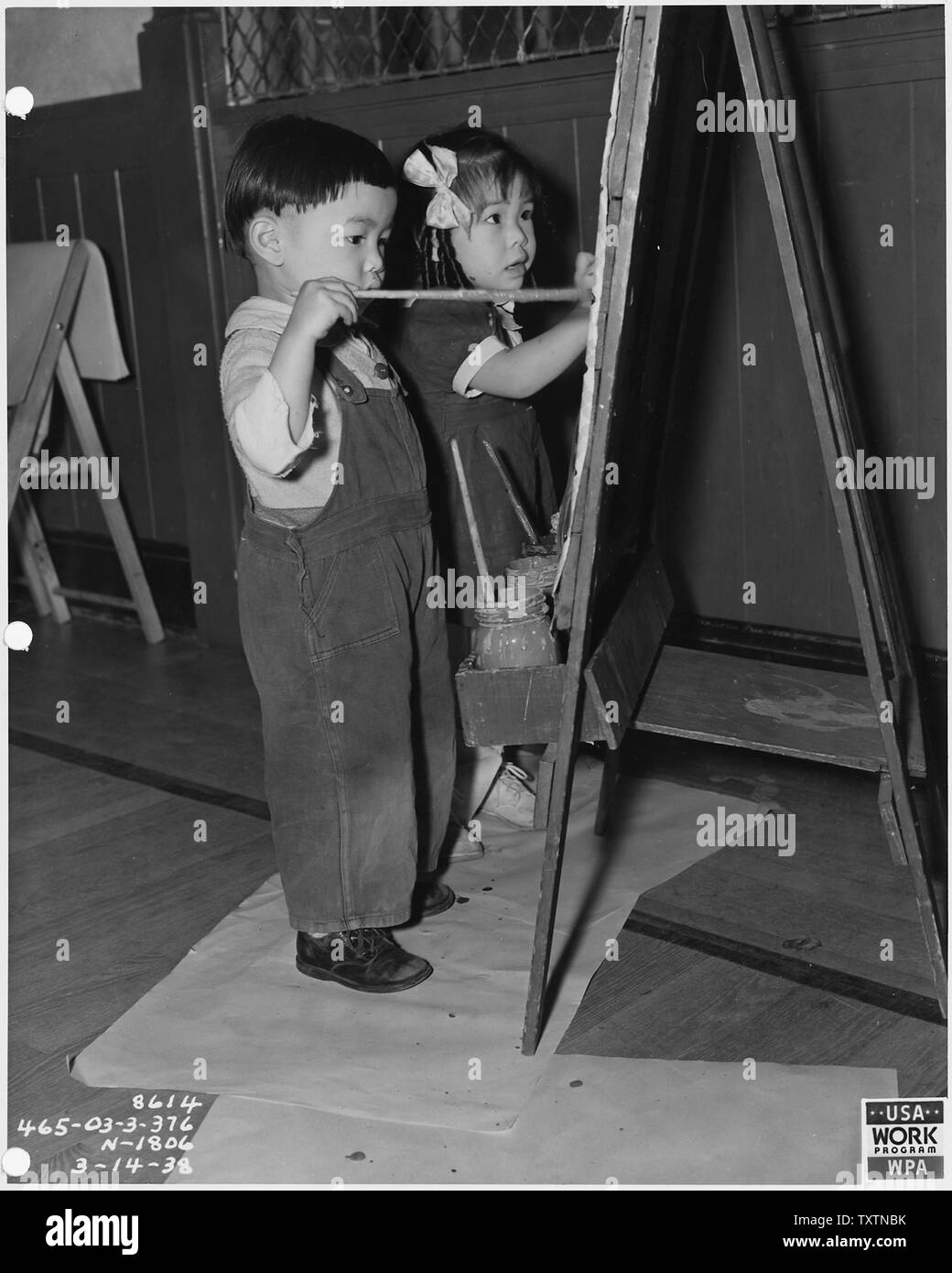 [Eleanor Roosevelt] visite d'une école maternelle chinoise WPA à San Francisco, Californie Banque D'Images
