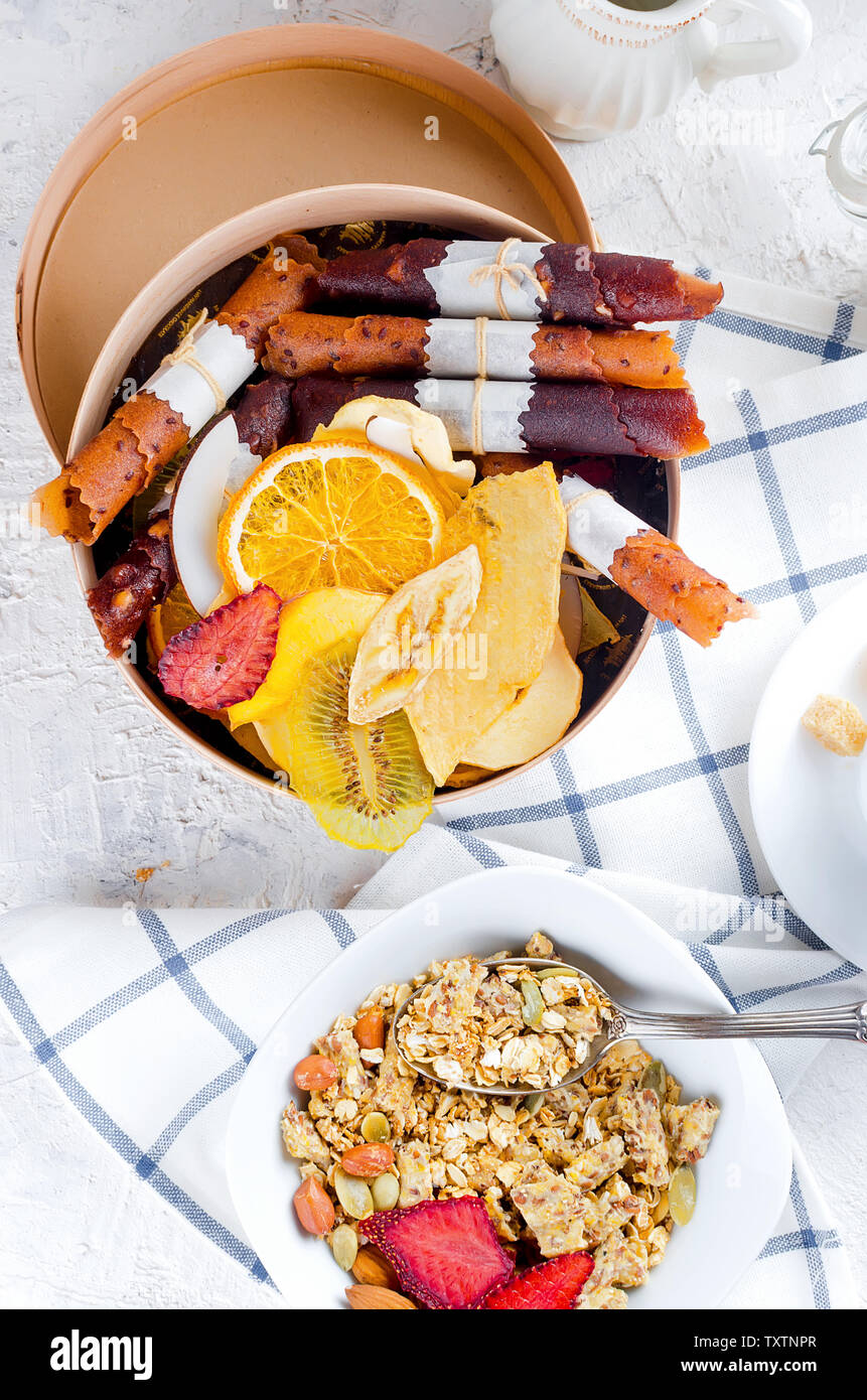 Plusieurs types de céréales de céréales avec écrous,Chips de noix de coco et fruits secs en plaque blanche pour le petit-déjeuner, de copier l'espace, alimentation saine notion Banque D'Images