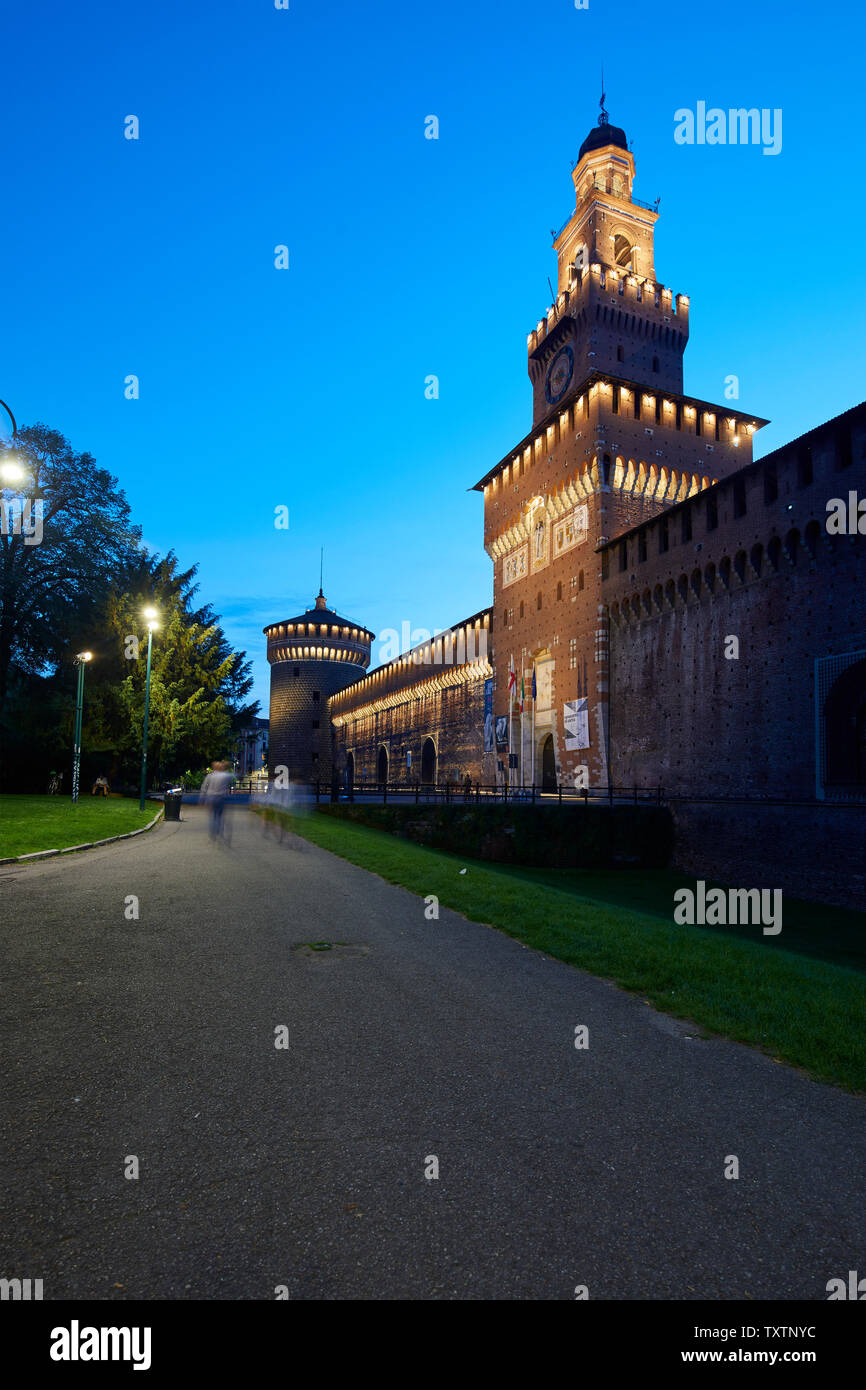 Le château des Sforza illuminée par nuit, Milan, Italie Banque D'Images