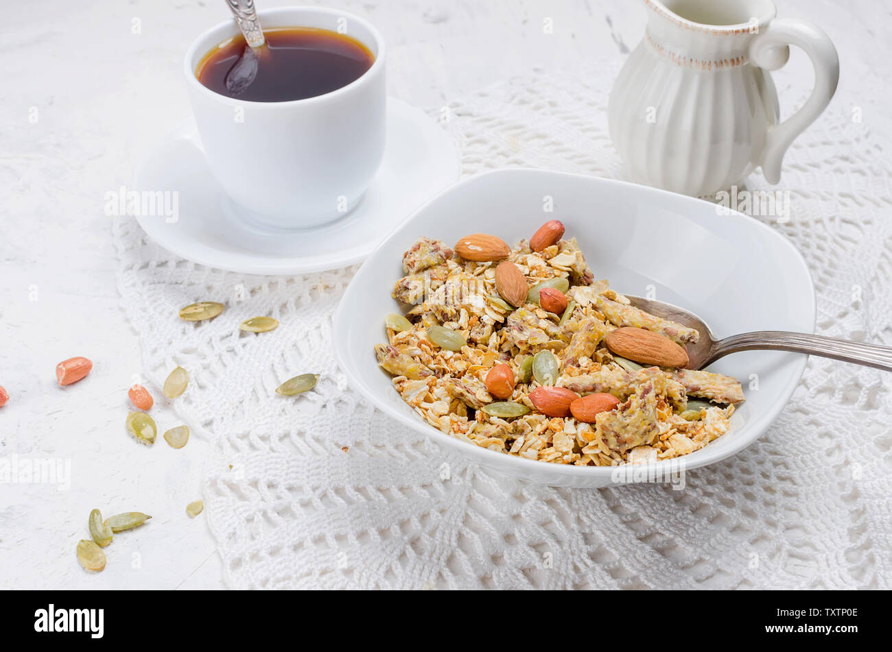 Plusieurs types de céréales de céréales avec écrous,Chips de noix de coco et fruits secs en plaque blanche pour le petit-déjeuner, de copier l'espace, alimentation saine notion Banque D'Images