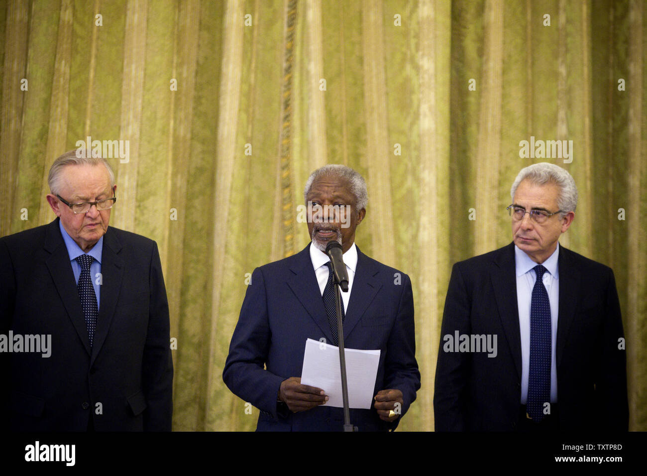 L'ancien secrétaire général des Nations Unies Kofi Annan fait un commentaire à propos de la sécurité régionale après discussion avec les responsables iraniens le 27 janvier 2014. Annan, président de l'organisation des anciens, est en Iran avec l'ancien président finlandais Martti Ahtisaari (L) 13 et le président mexicain Ernesto Zedillo (R). Maryam Rahmanian/UPI Banque D'Images