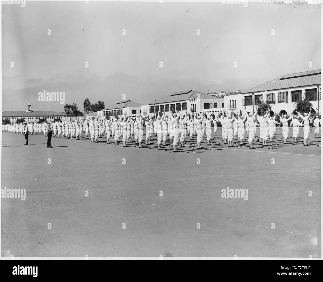 [Recrute faisant des exercices physiques sur le champ de parade, Naval Training Center, San Diego, Californie.] Banque D'Images