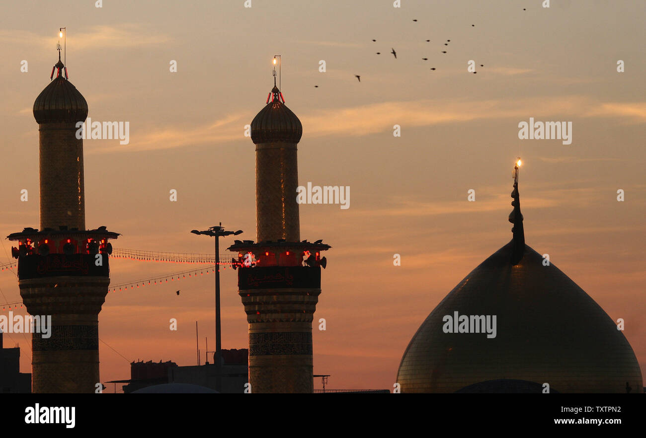 Coucher de soleil derrière le sanctuaire de l'Imam Hussein à Karbala, Ashura en Iraq le 5 janvier 2009. Des centaines de milliers de pèlerins chiites se rendra dans la ville sainte de Kerbala tout au long de l'Ashoura semaine pour marquer le décès de l'Imam Hussein, petit-fils du prophète Mohammad. (Photo d'UPI/Ali Jasim) Banque D'Images