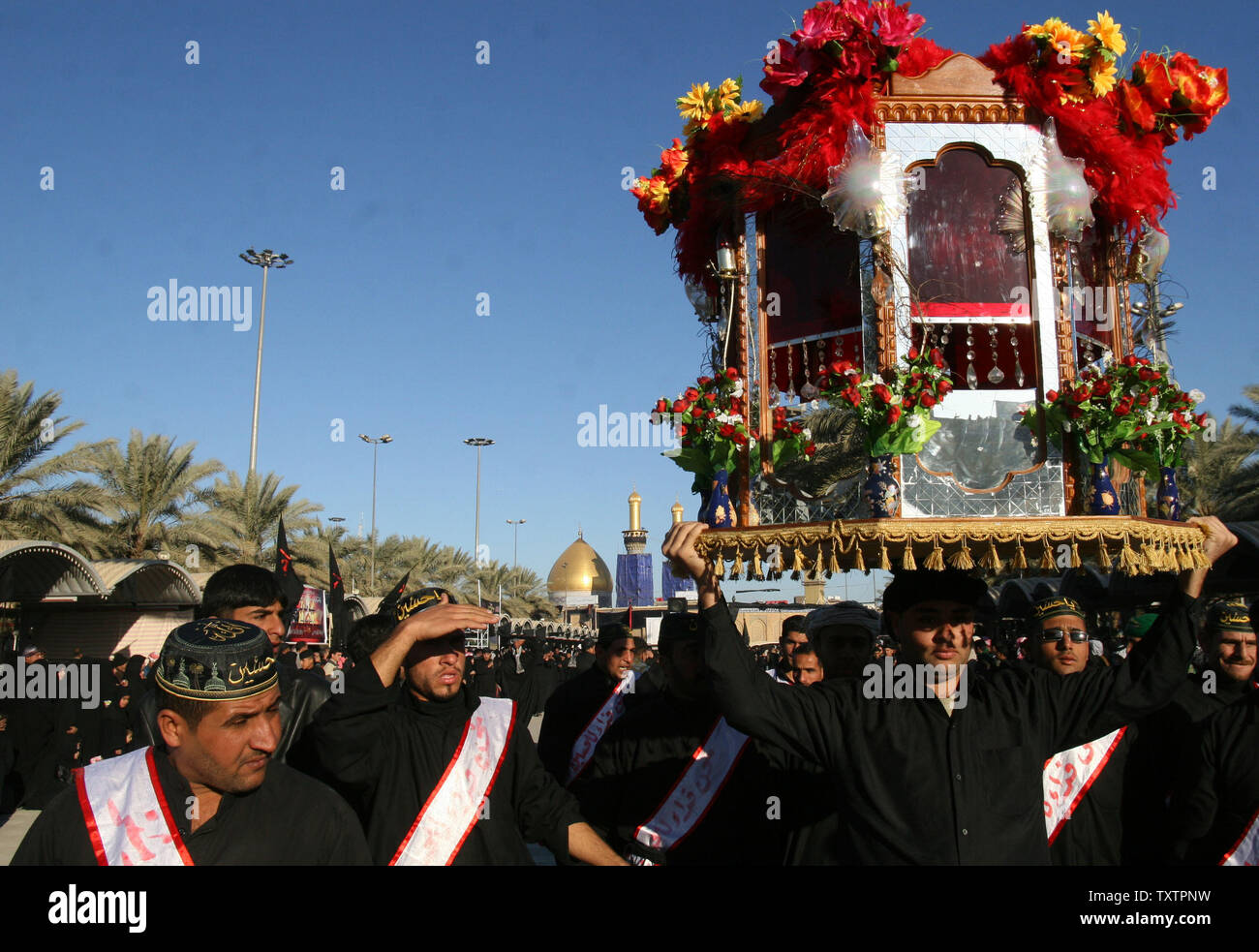 Pèlerins chiites irakiens rejouer l'assassinat de l'Imam Hussein lors d'une cérémonie à l'extérieur de l'Ashura de culte de l'Imam Hussein, à Karbala, en Irak le 5 janvier 2009. Des centaines de milliers de Chiites se rendra dans la ville sainte de Kerbala tout au long de l'Ashoura semaine pour marquer le décès de l'Imam Hussein, le petit-fils du prophète Mohammad. (Photo d'UPI/Ali Jasim) Banque D'Images