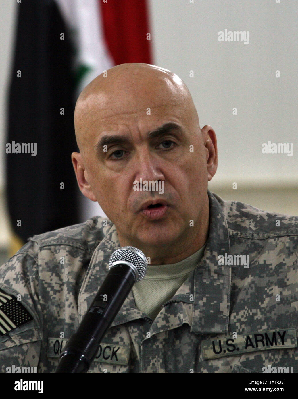 Le Brigadier-général David Quantock parle de Taji prison, un 107 millions de dollars composé qui peut contenir jusqu'à 5 600 détenus et est située à environ 25 kilomètres (15 milles) au nord de Bagdad, lors d'une cérémonie de transfert de contrôle de l'un des deux autres nous' de détention pour les autorités irakiennes le 15 mars 2010. UPI/Ali Jasim Banque D'Images
