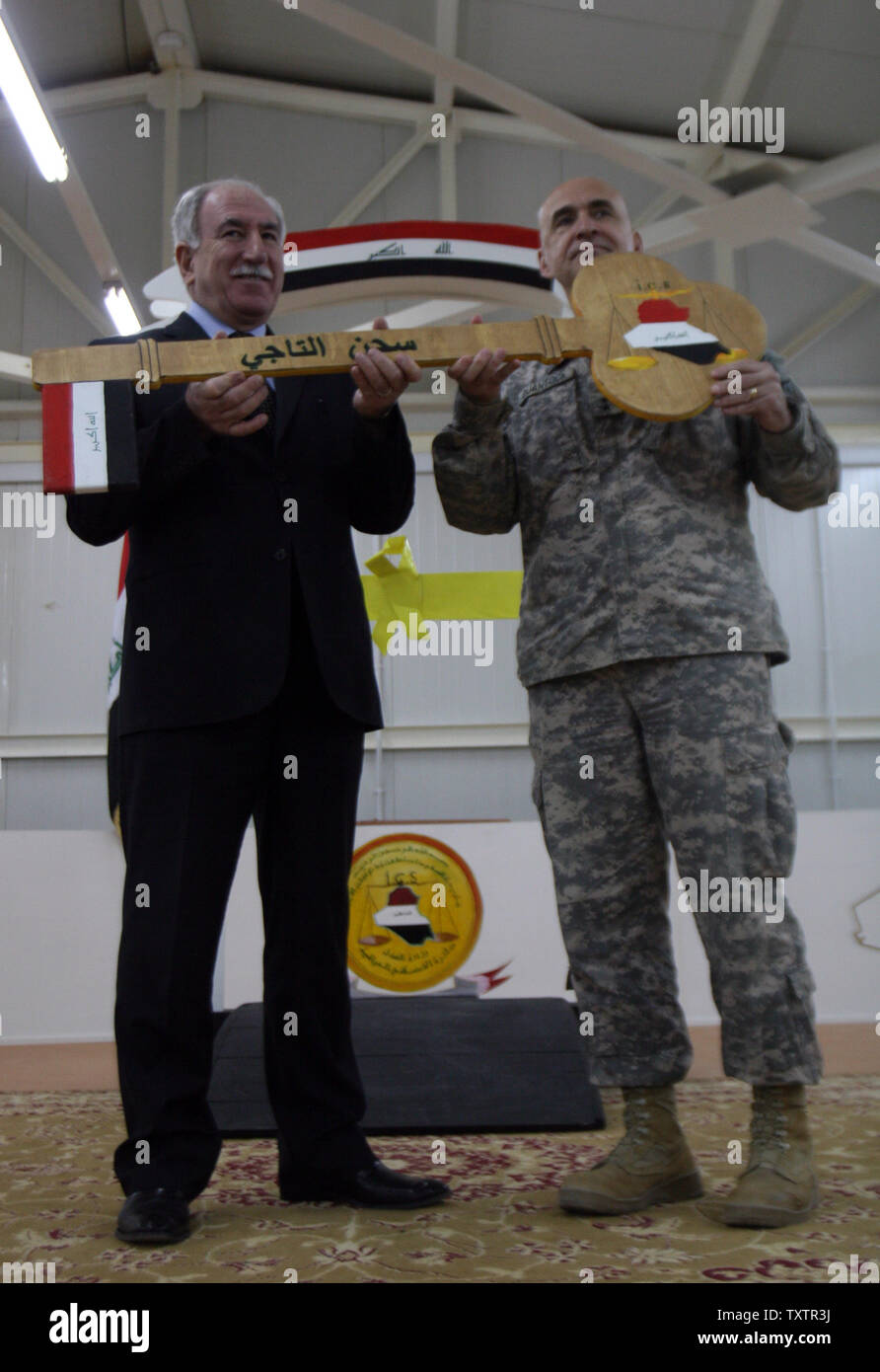 Le Brigadier-général David Quantock (R) des mains du ministre de la Justice irakien Dara Nur al-Din une clé en bois symbolique à la prison de Taji, un 107 millions de dollars composé qui peut contenir jusqu'à 5 600 détenus et est située à environ 25 kilomètres (15 milles) au nord de Bagdad, lors d'une cérémonie de transfert de contrôle de l'un des deux autres nous' de détention pour les autorités irakiennes le 15 mars 2010. UPI/Ali Jasim Banque D'Images