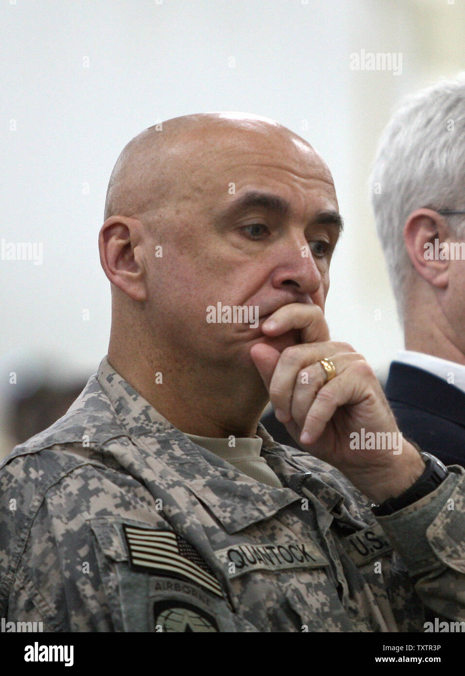 Le Brigadier-général David Quantock est vu à la prison de Taji, un 107 millions de dollars composé qui peut contenir jusqu'à 5 600 détenus et est située à environ 25 kilomètres (15 milles) au nord de Bagdad, lors d'une cérémonie de transfert de contrôle de l'un des deux autres nous' de détention pour les autorités irakiennes le 15 mars 2010. UPI/Ali Jasim Banque D'Images