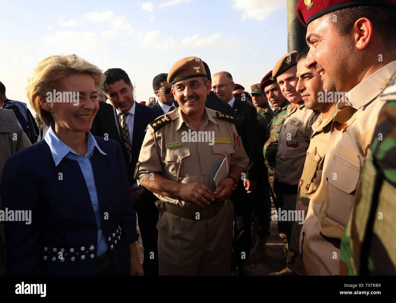 Le ministre allemand de la défense, Ursula von der Leyen (L) parle avec un agent des peshmergas kurdes près d'Arbil, la capitale de la région autonome kurde dans le nord de l'Iraq, le 25 septembre 2014. Von der Leyen a fait un voyage à l'improviste à l'Iraq et a assuré kurdes dans le Nord de la solidarité durable pour leur lutte contre l'Etat islamique (ISIS). UPI/Ayad Rasheed Banque D'Images