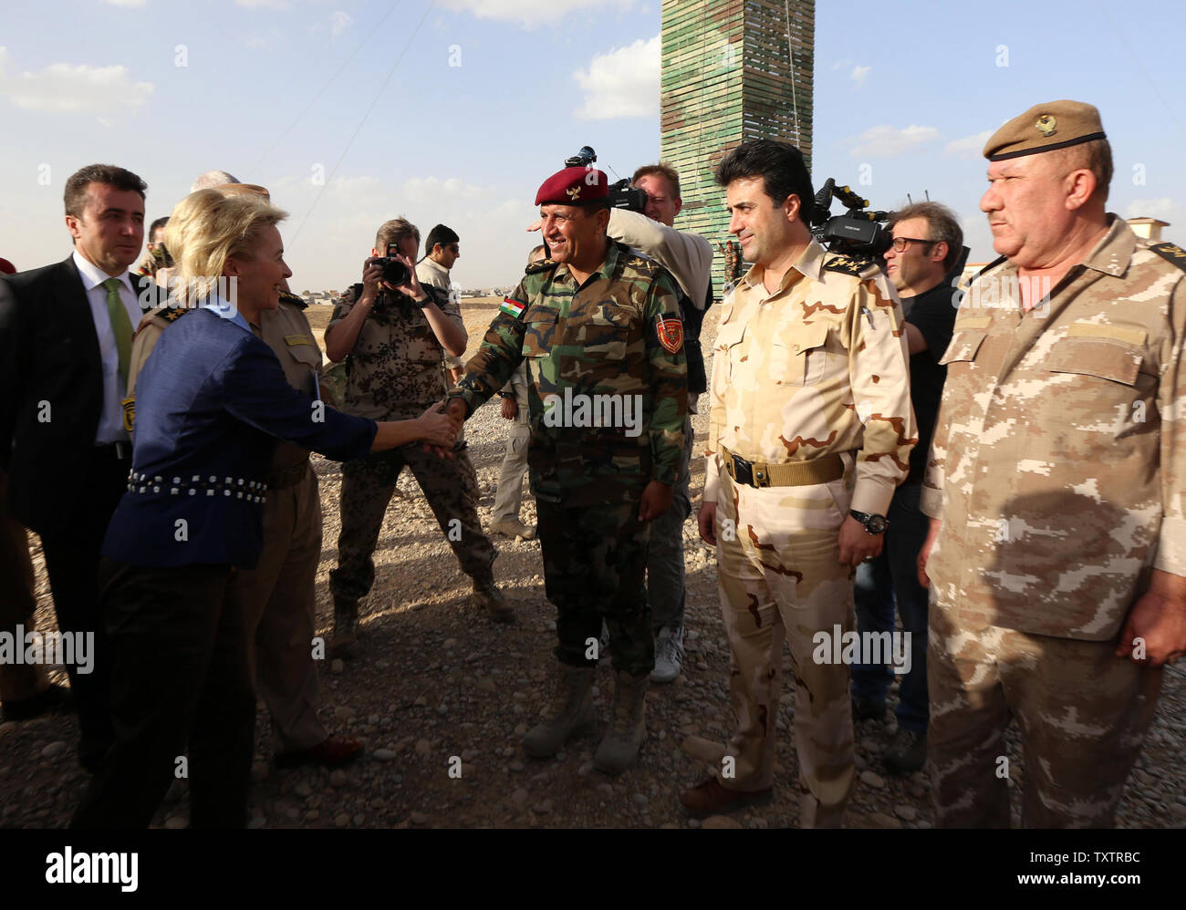 Le ministre allemand de la défense, Ursula von der Leyen (L), serre la main avec un agent des peshmergas kurdes près d'Arbil, la capitale de la région autonome kurde dans le nord de l'Iraq, le 25 septembre 2014. Von der Leyen a fait un voyage à l'improviste à l'Iraq et a assuré kurdes dans le Nord de la solidarité durable pour leur lutte contre l'Etat islamique (ISIS). UPI/Ayad Rasheed Banque D'Images