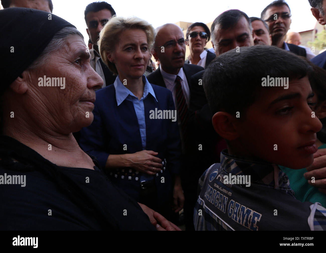 Le ministre allemand de la défense, Ursula von der Leyen (L) accueille des peshmergas kurdes près d'Arbil, la capitale de la région autonome kurde dans le nord de l'Iraq, le 25 septembre 2014. Von der Leyen a fait un voyage à l'improviste à l'Iraq et a assuré kurdes dans le Nord de la solidarité durable pour leur lutte contre l'Etat islamique (ISIS). UPI/Ayad Rasheed Banque D'Images