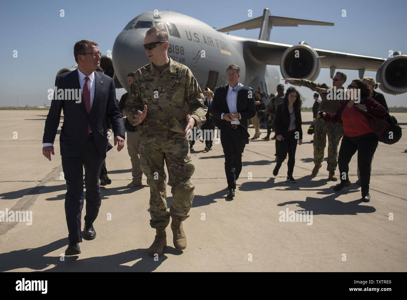 Le Secrétaire de la Défense Ash Carter marche avec l'Armée de l'Armée Le lieutenant général Sean MacFarland, commandant de la Force opérationnelle combinée Force-Operation résoudre inhérent comme Carter arrive à Bagdad, l'Iraq, le 18 avril 2016. Carter est aussi visiter les Emirats Arabes Unis et l'Arabie saoudite pour aider à accélérer la défaite durable de l'État islamique d'Irak et du Levant, et participer à la réunion de la défense du Conseil de coopération du Golfe. Photo par le conseiller-maître Sgt. Adrian Cadix/DoD/UPI Banque D'Images