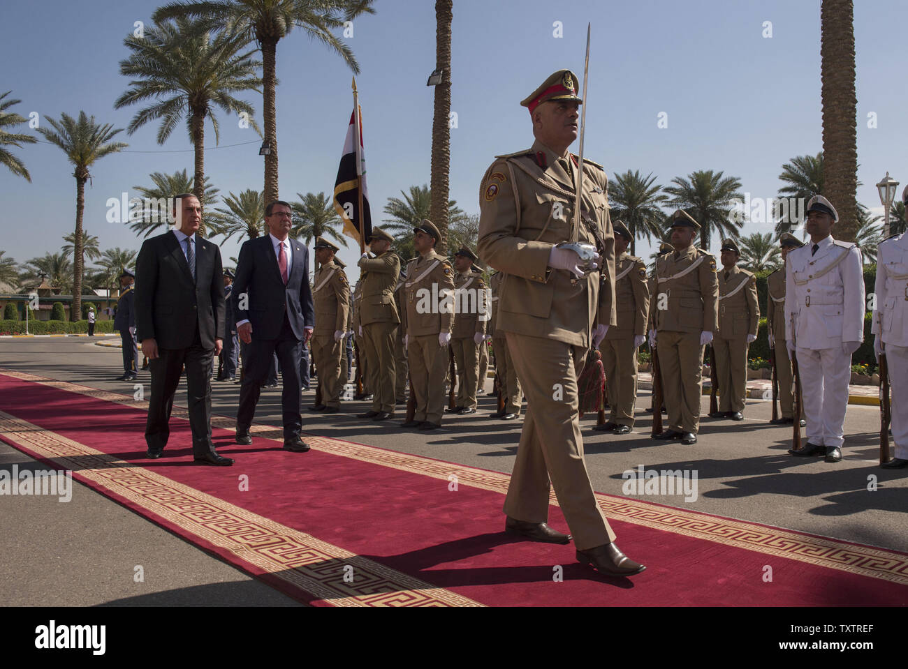 Le Secrétaire de la Défense Ash Carter effectue une revue des troupes avec le ministre de la Défense Khaled al-Obaidi iraquien au cours d'une cérémonie d'accueil de la garde d'honneur Carter comme il arrive à Bagdad, l'Iraq de rencontrer al Obaidi, pour discuter de questions d'importance mutuelle 18 Avril, 2016. Carter est aussi visiter les Emirats Arabes Unis et l'Arabie saoudite pour aider à accélérer la défaite durable de l'État islamique d'Irak et du Levant, et participer à la réunion de la défense du Conseil de coopération du Golfe. Photo par le conseiller-maître Sgt. Adrian Cadix/DoD/UPI Banque D'Images