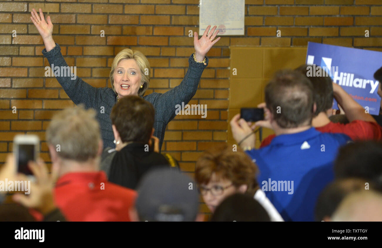 Ancien secrétaire d'état et de la Sénatrice Hillary Clinton, le candidat démocrate de 2016, accueille les partisans comme elle arrive à B.R. Miller Middle School, pour un événement de campagne, le 26 janvier 2016, à Marshalltown, Iowa. Clinton est en marche contre l'ancien gouverneur du Maryland. Martin O'Malley et Vermont Sen. Bernie Sanders de l'avant première de l'Iowa-dans-le-caucus nation le 1er février. Photo de Mike Theiler/UPI Banque D'Images