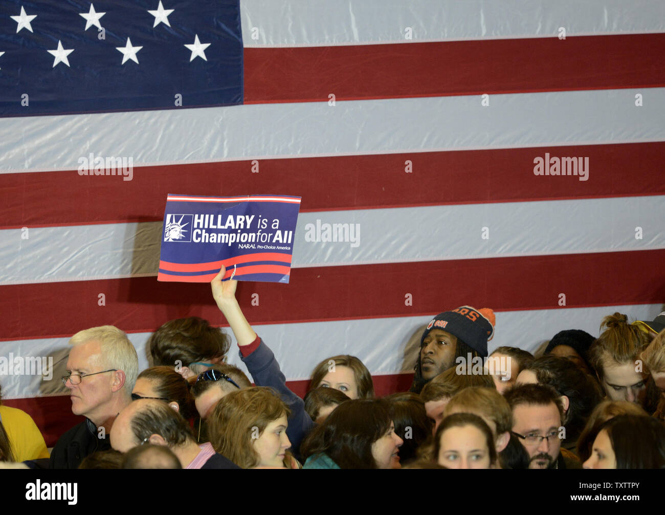 Un partisan de l'ancien secrétaire d'état et de la Sénatrice Hillary Clinton, le candidat démocrate en 2016, est titulaire d'un panneau avant l'arrivée de Clinton lors d'un Caucus 'nuit', Parti de la victoire le 1 février 2016, à Des Moines, Iowa. Clinton a demandé une victoire étroite Vermont Sen. Bernie Sanders, dans l'Iowa, premier-dans-le-nation de caucus. Photo de Mike Theiler/UPI Banque D'Images