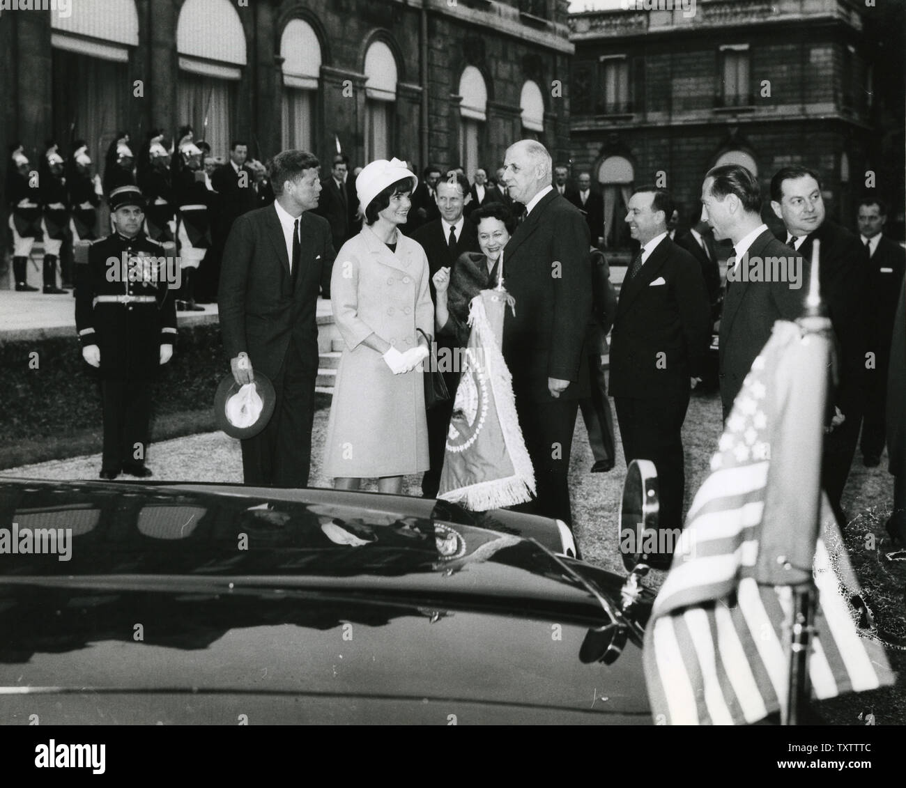 Le président américain John F. Kennedy et de la Première Dame Jacqueline Kennedy partir à une cérémonie d'adieu à Paris le 2 juin 1961. UPI Banque D'Images