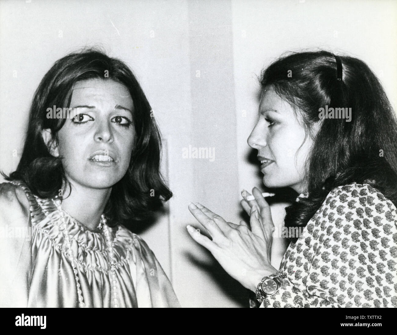 Christina Onassis (L) parle avec Yasmin Khan, fille de Rita Hayworth et Ali Khan, à New York le 11 novembre, 1977 Banque D'Images