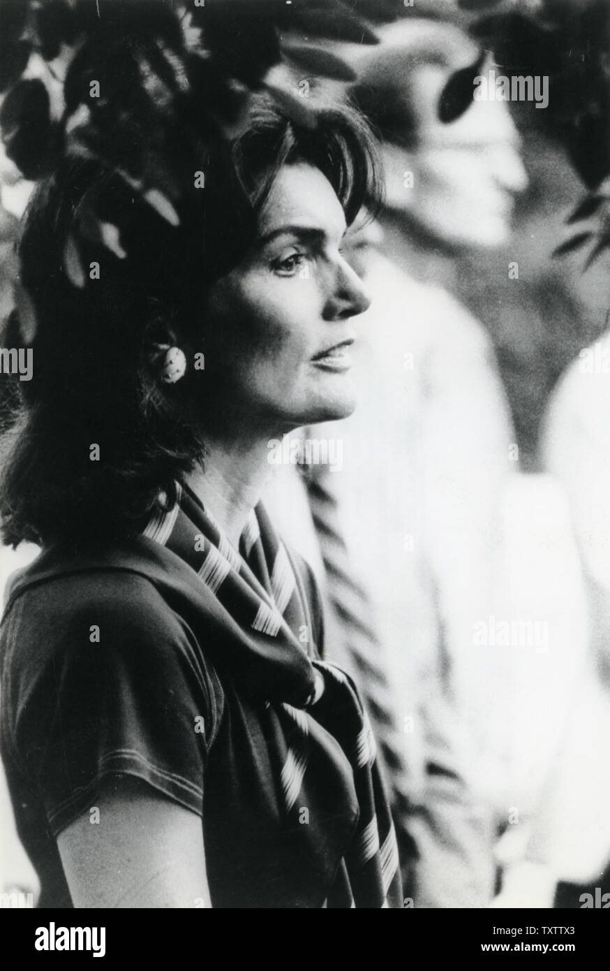 Jacqueline Kennedy Onassis se tient sous un arbre au cimetière national d'Arlington au cours d'une messe du souvenir pour commémorer le 10e anniversaire de l'assassinat du Sénateur Robert F. Kennedy à Arlington, en Virginie, le 6 juin 1978. UPI/Ron Bennett Banque D'Images