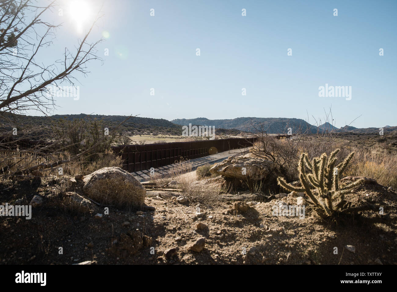 Le point de vue de la frontière en acier mur sépare Jacumba, Californie et Jacume, au Mexique le 3 janvier 2019. La nouvelle Chambre des représentants des États-Unis a approuvé un ensemble de mesures législatives visant à mettre fin à la fermeture du gouvernement par le financement partiel de la sécurité intérieure, aux niveaux actuels, mais pas d'argent pour agrandir le mur et clôture qui existe actuellement. Photo par Ariana/Drehsler UPI Banque D'Images