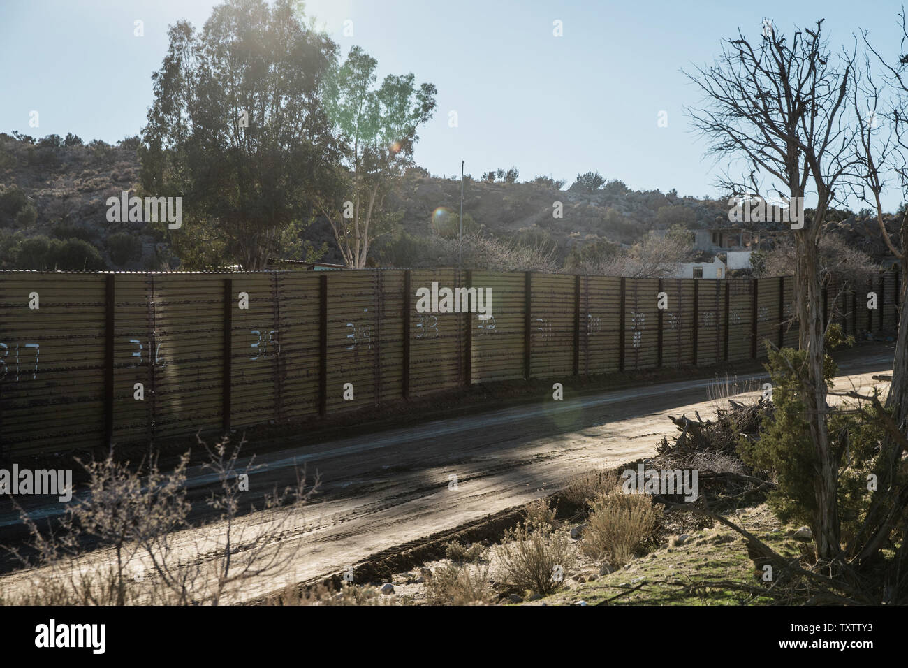 Le point de vue de la frontière de la Californie, Jacumba mur qui sépare les États-Unis et le Mexique le 3 janvier 2019. La nouvelle Chambre des représentants des États-Unis a approuvé un ensemble de mesures législatives visant à mettre fin à la fermeture du gouvernement par le financement partiel de la sécurité intérieure, aux niveaux actuels, mais pas d'argent pour construire le mur de l'expansion et de clôtures qui existe actuellement. Photo par Ariana/Drehsler UPI Banque D'Images