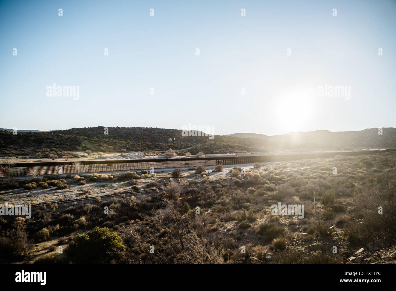 Le point de vue de la frontière de la Californie, Jacumba mur qui sépare les États-Unis et le Mexique le 3 janvier 2019. La nouvelle Chambre des représentants des États-Unis a approuvé un ensemble de mesures législatives visant à mettre fin à la fermeture du gouvernement par le financement partiel de la sécurité intérieure, aux niveaux actuels, mais pas d'argent pour construire le mur de l'expansion et de clôtures qui existe actuellement. Photo par Ariana/Drehsler UPI Banque D'Images