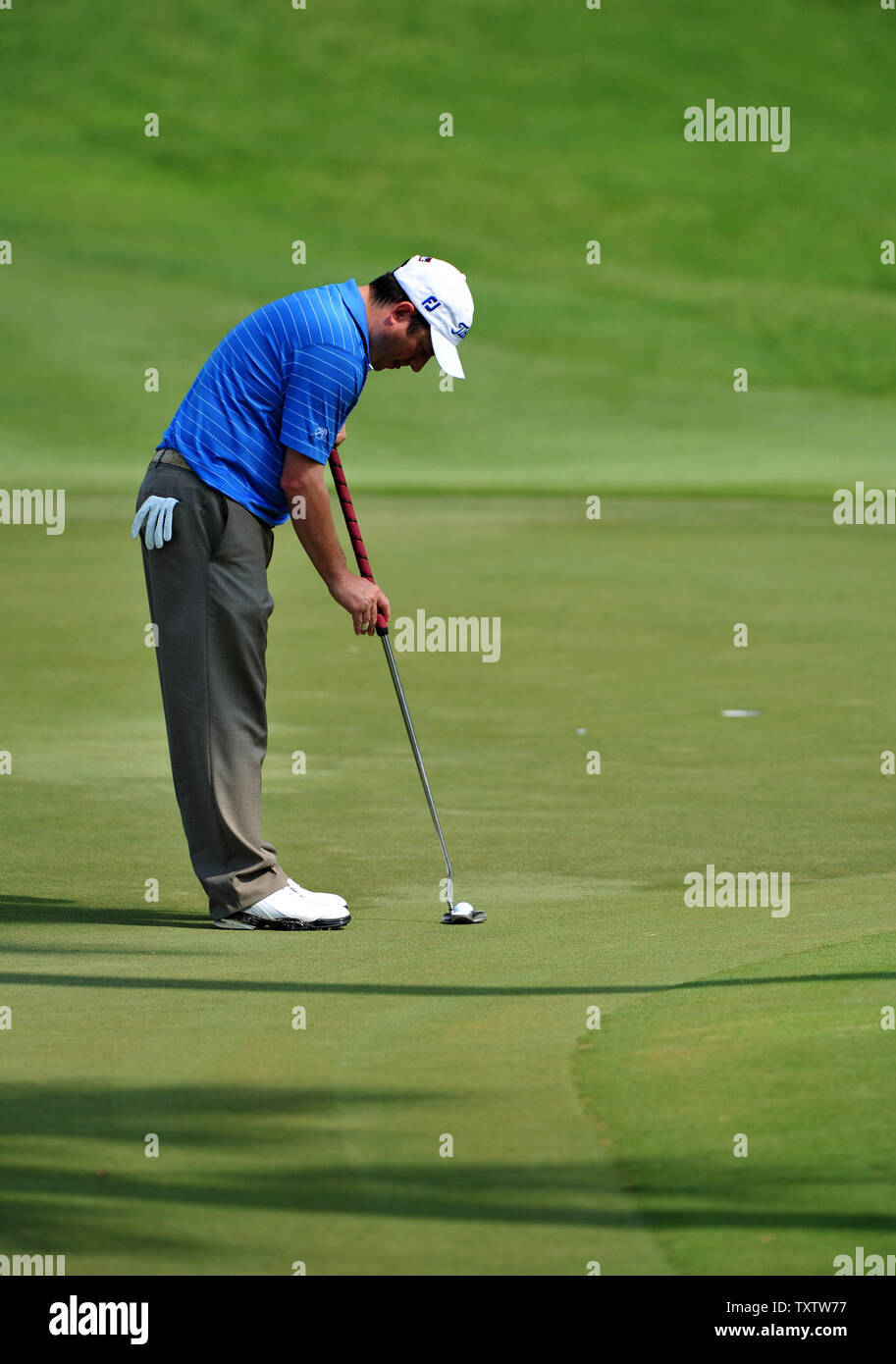 Champion Tim Clark putts sur le 16ème green au cours de la première ronde de Championnat des Joueurs Le jeudi 12 mai 2011 sur le stade au cours TPC Sawgrass à Ponte Vedra Beach, en Floride. Photo UPI/Rick Wilson Banque D'Images