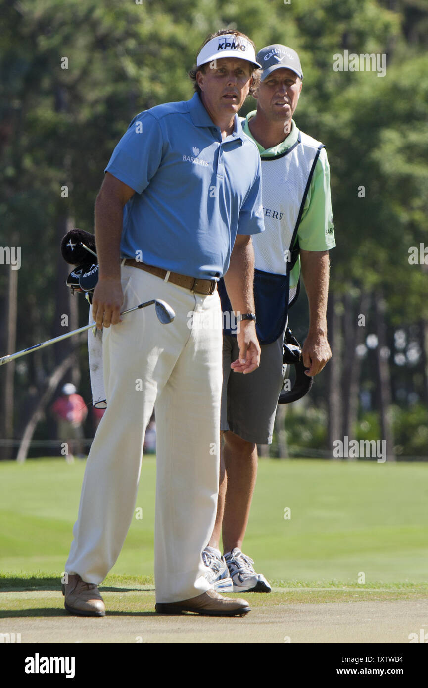 Phil Mickelson, de Rancho Santa Fe, en Californie et son caddy Jim MacKay, regarder une puce sur le 10e vert dans la première ronde de Championnat des joueurs du tournoi de golf de la PGA à Ponte Vedra Beach, Floride le 10 mai 2012. UPI/Mark Wallheiser Banque D'Images