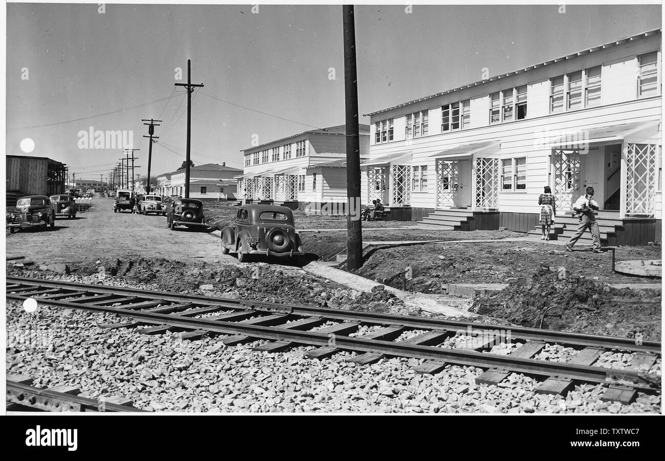 Unité de 4 000 photographies d'avancement du projet de logement à 6,1943 Mars 11 Août, 1943 ; unités de logement par voie ferrée [12689-2](car l'extrême gauche est 1941 Chevrolet De Luxe, série AH voiture derrière l'extrême gauche est 1937 Chevrolet Master) Banque D'Images