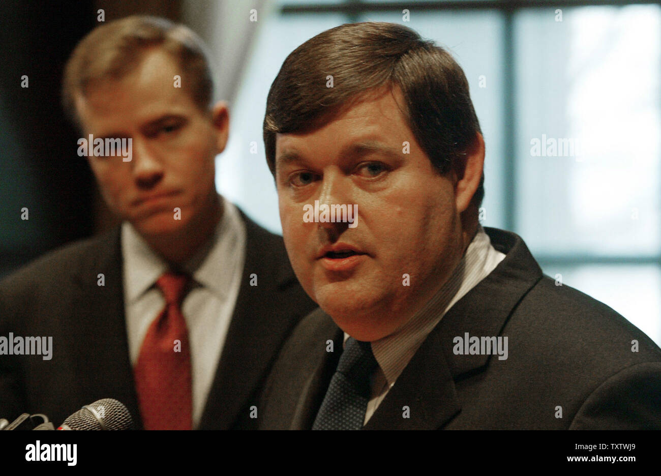 Tom Deuschle (R) parle aux médias en tant que Gouverneur du Missouri. Matt Blunt ressemble sur après avoir été nommé le nouveau directeur du département du Travail et des relations industrielles dans Jefferson City, MO le 22 mars 2005. Deuschle, 47 ans de liberté, MO servi auparavant comme la Division du Missouri Directeur de la sécurité de l'emploi. Le ministère du Travail et des relations industrielles s'efforce de fournir aux employés des lieux de travail sûrs et sains par la promotion de l'égalité d'accès à l'emploi, l'application des lois anti-discrimination et l'octroi d'indemnités aux travailleurs admissibles. Sa nomination est soumise à ratification par le Sénat du Missouri. (Jusqu Banque D'Images